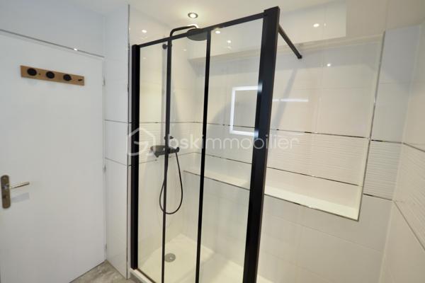 L’appartement situé au 1er étage offre une belle pièce de vie lumineuse, ouverte sur un balcon, avec un intérieur moderne et soigné. Il bénéficie notamment d’un carrelage grand format 120 x 120 cm, apportant une finition contemporaine et élégante.
Il se compose d’une pièce de vie, d’une cuisine, de 2 chambres, d’une salle d’eau et de WC séparé.
Les plus de l'appartement : 
🚗 Garage privatif
🌿 Balcon
✨ Carrelage 120 x 120 cm
🛏️ 2 chambres
🏠 Environnement calme

📍 Emplacement privilégié : écoles, commerces et services à proximité. Vous profiterez également de la proximité des rivières et des chemins de promenade, ainsi que d’un accès rapide à Aix-les-Bains et au lac du Bourget.

Un bien idéal pour une résidence principale, un pied-à-terre ou un investissement locatif.