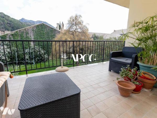 MAISON DEUX LOGEMENTS AVEC GARAGE ET TERRAIN CENTRE NYONS