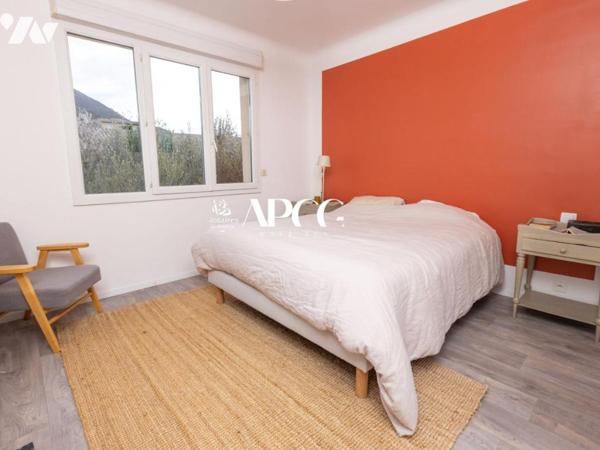 MAISON DEUX LOGEMENTS AVEC GARAGE ET TERRAIN CENTRE NYONS