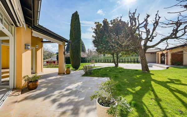 St Cyr au Mont d'Or, maison familiale 4 chambres de 230 m² + 110 m2 de sous sol, sur terrain paysagé avec pisc