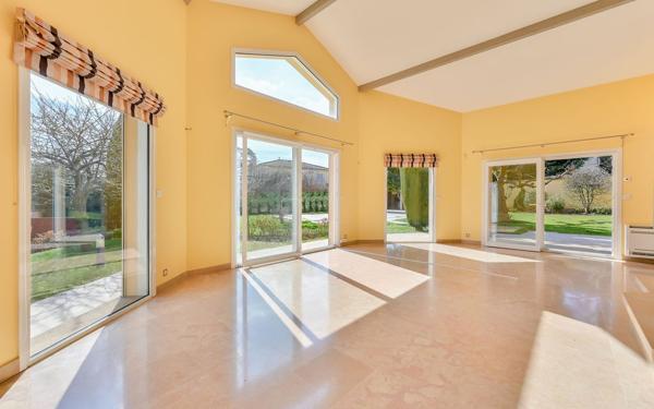 St Cyr au Mont d'Or, maison familiale 4 chambres de 230 m² + 110 m2 de sous sol, sur terrain paysagé avec pisc