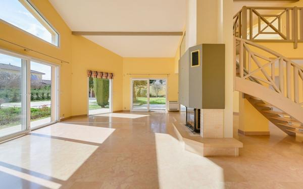 St Cyr au Mont d'Or, maison familiale 4 chambres de 230 m² + 110 m2 de sous sol, sur terrain paysagé avec pisc