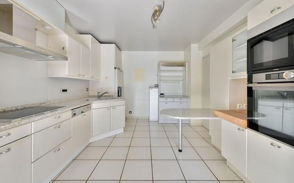 St Cyr au Mont d'Or, maison familiale 4 chambres de 230 m² + 110 m2 de sous sol, sur terrain paysagé avec pisc