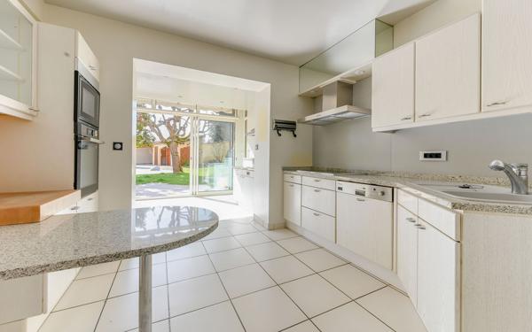 St Cyr au Mont d'Or, maison familiale 4 chambres de 230 m² + 110 m2 de sous sol, sur terrain paysagé avec pisc