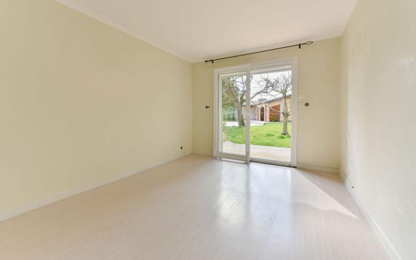 St Cyr au Mont d'Or, maison familiale 4 chambres de 230 m² + 110 m2 de sous sol, sur terrain paysagé avec pisc