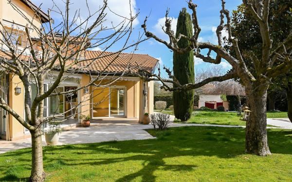 St Cyr au Mont d'Or, maison familiale 4 chambres de 230 m² + 110 m2 de sous sol, sur terrain paysagé avec pisc