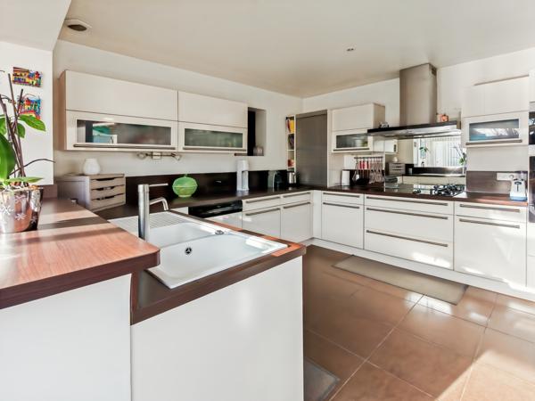 Roissy-en-Brie (77680) 77680 - ROISSY EN BRIE - MAISON INDIVIDUELLE DE 145M² HABITABLE - 7 PIÈCES - 4 CHAMBRES - UNE VERANDA - SITUÉE