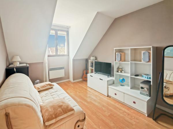 Roissy-en-Brie (77680) 77680 - ROISSY EN BRIE - MAISON INDIVIDUELLE DE 145M² HABITABLE - 7 PIÈCES - 4 CHAMBRES - UNE VERANDA - SITUÉE