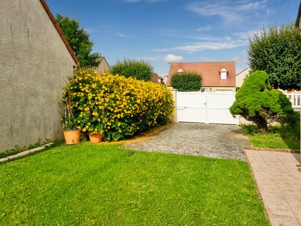 Roissy-en-Brie (77680) 77680 - ROISSY EN BRIE - MAISON INDIVIDUELLE DE 145M² HABITABLE - 7 PIÈCES - 4 CHAMBRES - UNE VERANDA - SITUÉE