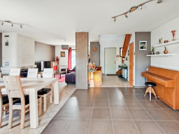 Roissy-en-Brie (77680) 77680 - ROISSY EN BRIE - MAISON INDIVIDUELLE DE 145M² HABITABLE - 7 PIÈCES - 4 CHAMBRES - UNE VERANDA - SITUÉE