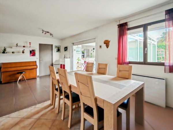 Roissy-en-Brie (77680) 77680 - ROISSY EN BRIE - MAISON INDIVIDUELLE DE 145M² HABITABLE - 7 PIÈCES - 4 CHAMBRES - UNE VERANDA - SITUÉE