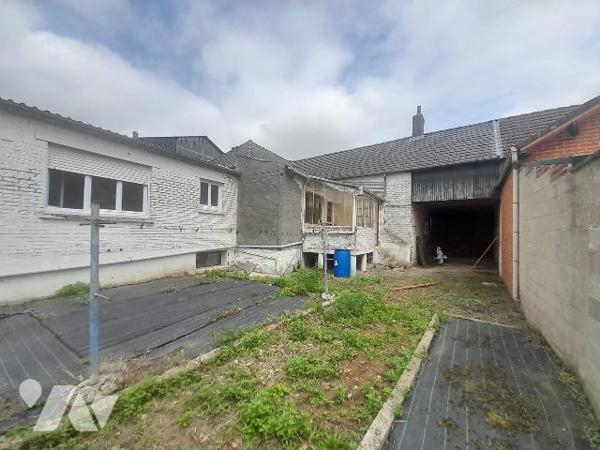 Maison à rénover et surface professionnelle.