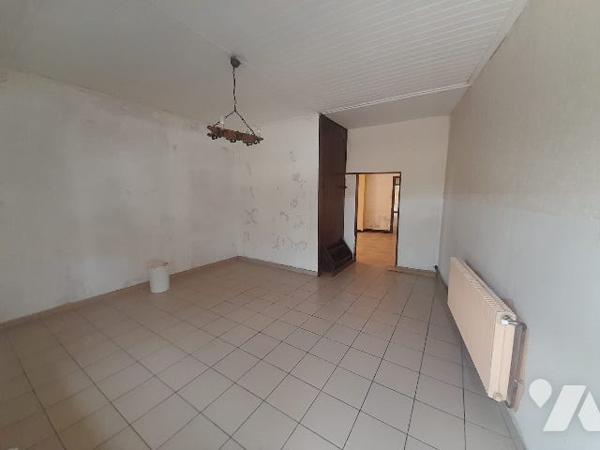 Maison à rénover et surface professionnelle.