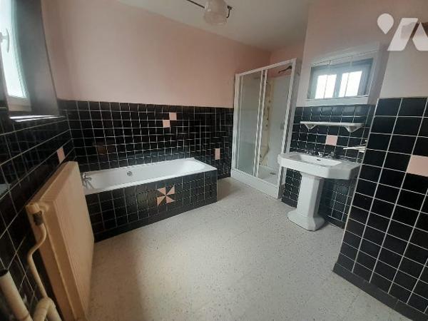 Maison à rénover et surface professionnelle.