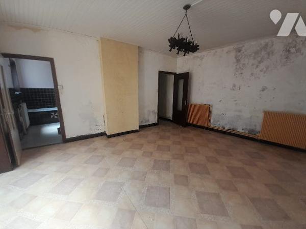 Maison à rénover et surface professionnelle.