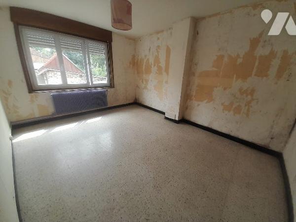 Maison à rénover et surface professionnelle.