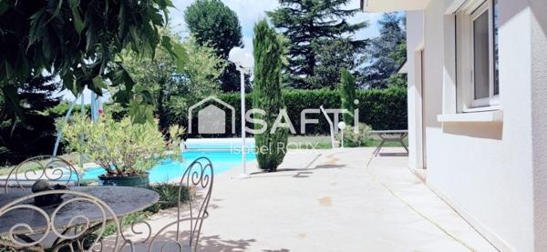 Maison d'architecte avec piscine sur les hauteurs