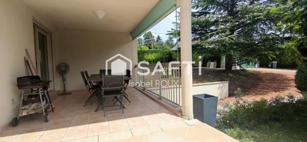 Maison d'architecte avec piscine sur les hauteurs