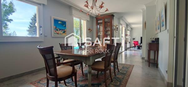 Maison d'architecte avec piscine sur les hauteurs