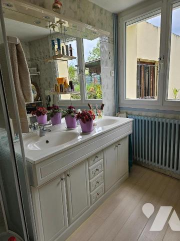 A vendre à COUHE (86700), Une maison d'habitation avec garage et jardin