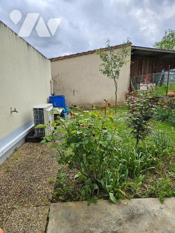 A vendre à COUHE (86700), Une maison d'habitation avec garage et jardin