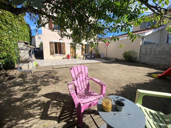 CRAPONNE/ Esprit maison charmant appartement T3 rez de jardin avec places de parking