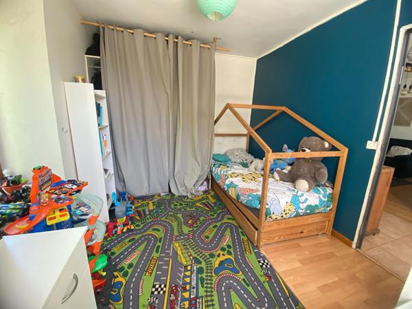 CRAPONNE/ Esprit maison charmant appartement T3 rez de jardin avec places de parking