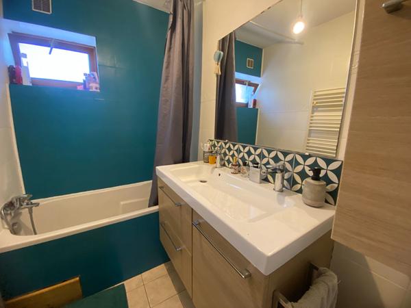 CRAPONNE/ Esprit maison charmant appartement T3 rez de jardin avec places de parking