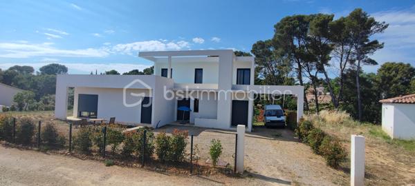 Maison contemporaine neuve et de type 4 d une surface de 130 m2 sur un terrain de 1500 M2 , salon séjour cuisine ouverte RDC, Suite parentale avec salle de bains et dressing, Wc indépendant, cellier, hall d entrée. 
A l étage 2 chambres donnant sur une terrasse panoramique de 60 m2 , une salle d eau un WC. 
Maison comportant : les branchements eau, électricité et Fibre (tranchées jusqu a la maison réalisées)
                                    Clôture en grillage rigide et souple réalisé (Portail alu a poser il est dans la maison il est fourni ) 
                                    Pilastre pour recevoir le portail aluminium fourni
                                    Haies vives plantées
                                    Gros œuvre réalisé
                                    Châssis haut de gamme posés avec volets roulants motorisés 
La maison est mise hors d eau hors d air avec un permis de construire . 
Il reste juste l intérieur à réaliser les travaux sur devis sont de 150000 E avec la piscine et le local technique et la clim réversible Split partout. Vous avez l avantage de pouvoir faire des modifications , mettre une clim gainable, choisir le carrelage les salles de bains ect...
Il reste moins de trois mois de travaux pour pouvoir y habiter.
Il va falloir faire vite pour cette belle maison contemporaine situé au calme dans un quartier résidentiel.