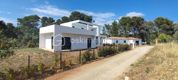 Maison contemporaine neuve et de type 4 d une surface de 130 m2 sur un terrain de 1500 M2 , salon séjour cuisine ouverte RDC, Suite parentale avec salle de bains et dressing, Wc indépendant, cellier, hall d entrée. 
A l étage 2 chambres donnant sur une terrasse panoramique de 60 m2 , une salle d eau un WC. 
Maison comportant : les branchements eau, électricité et Fibre (tranchées jusqu a la maison réalisées)
                                    Clôture en grillage rigide et souple réalisé (Portail alu a poser il est dans la maison il est fourni ) 
                                    Pilastre pour recevoir le portail aluminium fourni
                                    Haies vives plantées
                                    Gros œuvre réalisé
                                    Châssis haut de gamme posés avec volets roulants motorisés 
La maison est mise hors d eau hors d air avec un permis de construire . 
Il reste juste l intérieur à réaliser les travaux sur devis sont de 150000 E avec la piscine et le local technique et la clim réversible Split partout. Vous avez l avantage de pouvoir faire des modifications , mettre une clim gainable, choisir le carrelage les salles de bains ect...
Il reste moins de trois mois de travaux pour pouvoir y habiter.
Il va falloir faire vite pour cette belle maison contemporaine situé au calme dans un quartier résidentiel.
