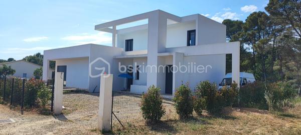 Maison contemporaine neuve et de type 4 d une surface de 130 m2 sur un terrain de 1500 M2 , salon séjour cuisine ouverte RDC, Suite parentale avec salle de bains et dressing, Wc indépendant, cellier, hall d entrée. 
A l étage 2 chambres donnant sur une terrasse panoramique de 60 m2 , une salle d eau un WC. 
Maison comportant : les branchements eau, électricité et Fibre (tranchées jusqu a la maison réalisées)
                                    Clôture en grillage rigide et souple réalisé (Portail alu a poser il est dans la maison il est fourni ) 
                                    Pilastre pour recevoir le portail aluminium fourni
                                    Haies vives plantées
                                    Gros œuvre réalisé
                                    Châssis haut de gamme posés avec volets roulants motorisés 
La maison est mise hors d eau hors d air avec un permis de construire . 
Il reste juste l intérieur à réaliser les travaux sur devis sont de 150000 E avec la piscine et le local technique et la clim réversible Split partout. Vous avez l avantage de pouvoir faire des modifications , mettre une clim gainable, choisir le carrelage les salles de bains ect...
Il reste moins de trois mois de travaux pour pouvoir y habiter.
Il va falloir faire vite pour cette belle maison contemporaine situé au calme dans un quartier résidentiel.