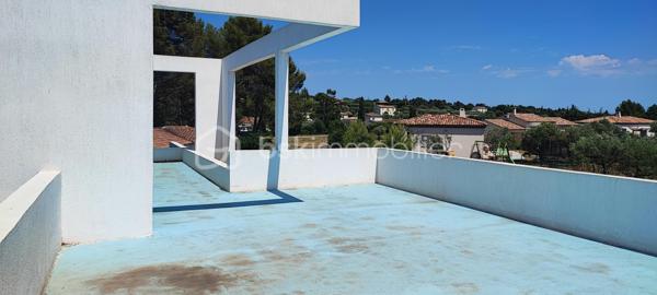 Maison contemporaine neuve et de type 4 d une surface de 130 m2 sur un terrain de 1500 M2 , salon séjour cuisine ouverte RDC, Suite parentale avec salle de bains et dressing, Wc indépendant, cellier, hall d entrée. 
A l étage 2 chambres donnant sur une terrasse panoramique de 60 m2 , une salle d eau un WC. 
Maison comportant : les branchements eau, électricité et Fibre (tranchées jusqu a la maison réalisées)
                                    Clôture en grillage rigide et souple réalisé (Portail alu a poser il est dans la maison il est fourni ) 
                                    Pilastre pour recevoir le portail aluminium fourni
                                    Haies vives plantées
                                    Gros œuvre réalisé
                                    Châssis haut de gamme posés avec volets roulants motorisés 
La maison est mise hors d eau hors d air avec un permis de construire . 
Il reste juste l intérieur à réaliser les travaux sur devis sont de 150000 E avec la piscine et le local technique et la clim réversible Split partout. Vous avez l avantage de pouvoir faire des modifications , mettre une clim gainable, choisir le carrelage les salles de bains ect...
Il reste moins de trois mois de travaux pour pouvoir y habiter.
Il va falloir faire vite pour cette belle maison contemporaine situé au calme dans un quartier résidentiel.