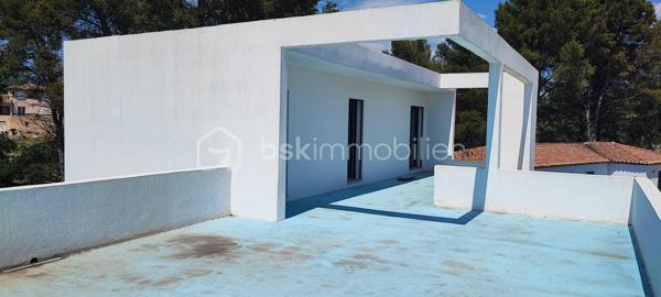 Maison contemporaine neuve et de type 4 d une surface de 130 m2 sur un terrain de 1500 M2 , salon séjour cuisine ouverte RDC, Suite parentale avec salle de bains et dressing, Wc indépendant, cellier, hall d entrée. 
A l étage 2 chambres donnant sur une terrasse panoramique de 60 m2 , une salle d eau un WC. 
Maison comportant : les branchements eau, électricité et Fibre (tranchées jusqu a la maison réalisées)
                                    Clôture en grillage rigide et souple réalisé (Portail alu a poser il est dans la maison il est fourni ) 
                                    Pilastre pour recevoir le portail aluminium fourni
                                    Haies vives plantées
                                    Gros œuvre réalisé
                                    Châssis haut de gamme posés avec volets roulants motorisés 
La maison est mise hors d eau hors d air avec un permis de construire . 
Il reste juste l intérieur à réaliser les travaux sur devis sont de 150000 E avec la piscine et le local technique et la clim réversible Split partout. Vous avez l avantage de pouvoir faire des modifications , mettre une clim gainable, choisir le carrelage les salles de bains ect...
Il reste moins de trois mois de travaux pour pouvoir y habiter.
Il va falloir faire vite pour cette belle maison contemporaine situé au calme dans un quartier résidentiel.