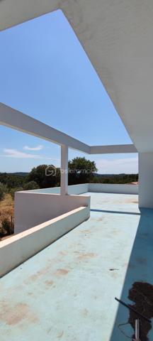 Maison contemporaine neuve et de type 4 d une surface de 130 m2 sur un terrain de 1500 M2 , salon séjour cuisine ouverte RDC, Suite parentale avec salle de bains et dressing, Wc indépendant, cellier, hall d entrée. 
A l étage 2 chambres donnant sur une terrasse panoramique de 60 m2 , une salle d eau un WC. 
Maison comportant : les branchements eau, électricité et Fibre (tranchées jusqu a la maison réalisées)
                                    Clôture en grillage rigide et souple réalisé (Portail alu a poser il est dans la maison il est fourni ) 
                                    Pilastre pour recevoir le portail aluminium fourni
                                    Haies vives plantées
                                    Gros œuvre réalisé
                                    Châssis haut de gamme posés avec volets roulants motorisés 
La maison est mise hors d eau hors d air avec un permis de construire . 
Il reste juste l intérieur à réaliser les travaux sur devis sont de 150000 E avec la piscine et le local technique et la clim réversible Split partout. Vous avez l avantage de pouvoir faire des modifications , mettre une clim gainable, choisir le carrelage les salles de bains ect...
Il reste moins de trois mois de travaux pour pouvoir y habiter.
Il va falloir faire vite pour cette belle maison contemporaine situé au calme dans un quartier résidentiel.
