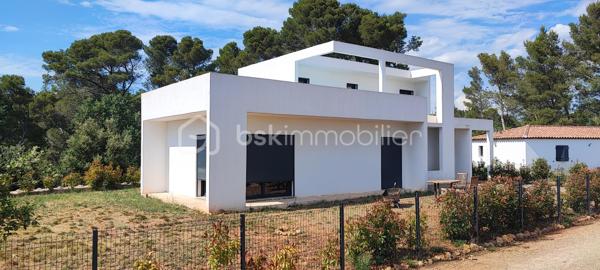 Maison contemporaine neuve et de type 4 d une surface de 130 m2 sur un terrain de 1500 M2 , salon séjour cuisine ouverte RDC, Suite parentale avec salle de bains et dressing, Wc indépendant, cellier, hall d entrée. 
A l étage 2 chambres donnant sur une terrasse panoramique de 60 m2 , une salle d eau un WC. 
Maison comportant : les branchements eau, électricité et Fibre (tranchées jusqu a la maison réalisées)
                                    Clôture en grillage rigide et souple réalisé (Portail alu a poser il est dans la maison il est fourni ) 
                                    Pilastre pour recevoir le portail aluminium fourni
                                    Haies vives plantées
                                    Gros œuvre réalisé
                                    Châssis haut de gamme posés avec volets roulants motorisés 
La maison est mise hors d eau hors d air avec un permis de construire . 
Il reste juste l intérieur à réaliser les travaux sur devis sont de 150000 E avec la piscine et le local technique et la clim réversible Split partout. Vous avez l avantage de pouvoir faire des modifications , mettre une clim gainable, choisir le carrelage les salles de bains ect...
Il reste moins de trois mois de travaux pour pouvoir y habiter.
Il va falloir faire vite pour cette belle maison contemporaine situé au calme dans un quartier résidentiel.