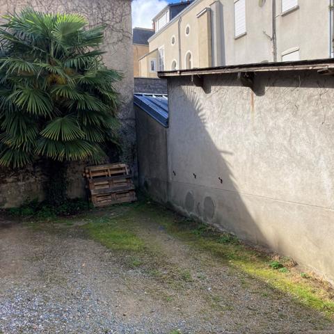 ANGERS – Gare / Visitation – Parking extérieur dans cour immeuble