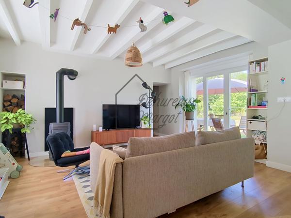 Maison
         5 pièces
        - 115 m² 330 000 € *