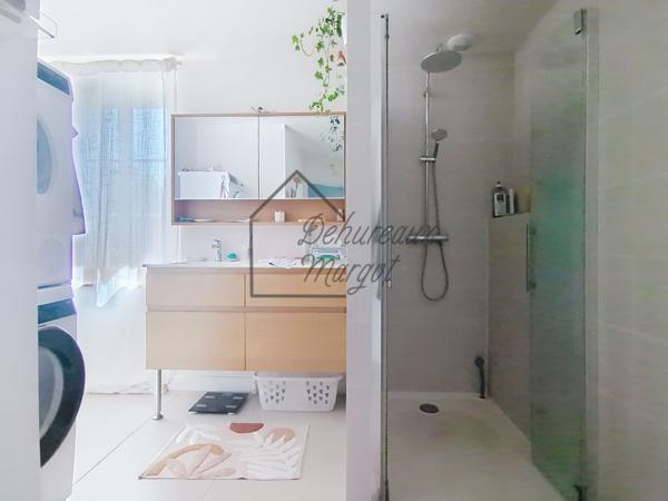 Maison
         5 pièces
        - 115 m² 330 000 € *