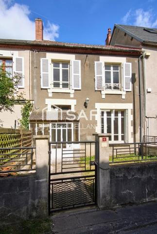 Sa structure solide et son charme d'antan offrent une base parfaite pour créer un cocon à votre image. Avec un peu d'imagination et des travaux, cette maison a tout pour devenir un véritable bijou.