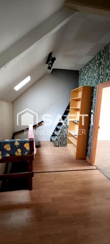 Sa structure solide et son charme d'antan offrent une base parfaite pour créer un cocon à votre image. Avec un peu d'imagination et des travaux, cette maison a tout pour devenir un véritable bijou.