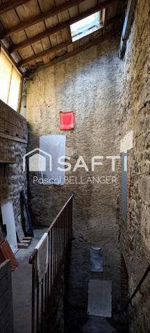 Sa structure solide et son charme d'antan offrent une base parfaite pour créer un cocon à votre image. Avec un peu d'imagination et des travaux, cette maison a tout pour devenir un véritable bijou.