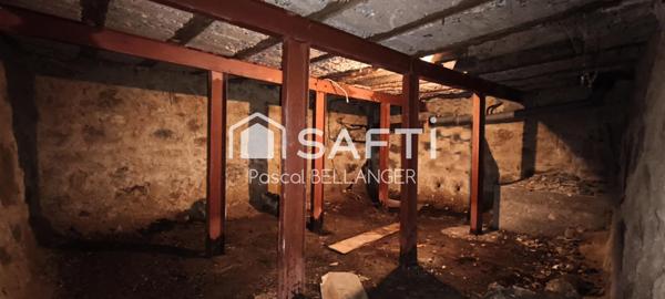 Sa structure solide et son charme d'antan offrent une base parfaite pour créer un cocon à votre image. Avec un peu d'imagination et des travaux, cette maison a tout pour devenir un véritable bijou.