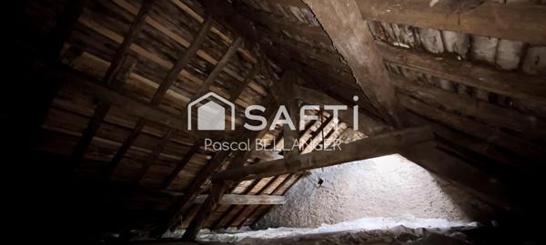 Sa structure solide et son charme d'antan offrent une base parfaite pour créer un cocon à votre image. Avec un peu d'imagination et des travaux, cette maison a tout pour devenir un véritable bijou.