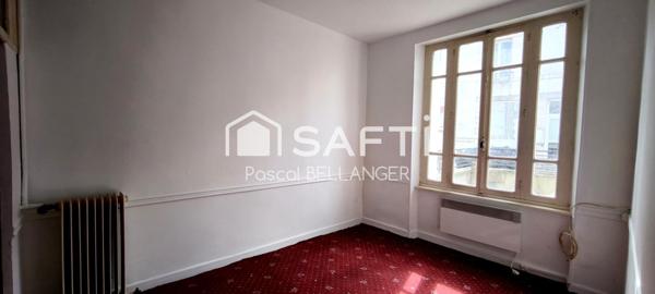 Sa structure solide et son charme d'antan offrent une base parfaite pour créer un cocon à votre image. Avec un peu d'imagination et des travaux, cette maison a tout pour devenir un véritable bijou.