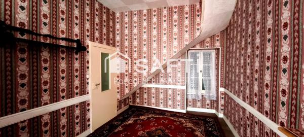 Sa structure solide et son charme d'antan offrent une base parfaite pour créer un cocon à votre image. Avec un peu d'imagination et des travaux, cette maison a tout pour devenir un véritable bijou.