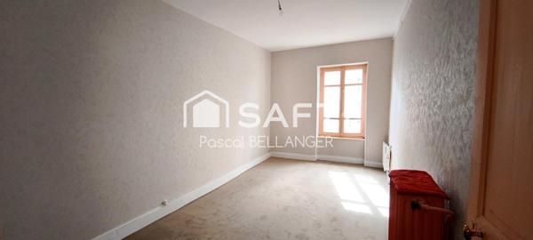 Sa structure solide et son charme d'antan offrent une base parfaite pour créer un cocon à votre image. Avec un peu d'imagination et des travaux, cette maison a tout pour devenir un véritable bijou.