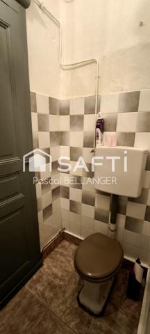 Sa structure solide et son charme d'antan offrent une base parfaite pour créer un cocon à votre image. Avec un peu d'imagination et des travaux, cette maison a tout pour devenir un véritable bijou.