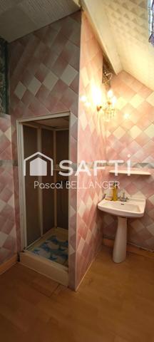 Sa structure solide et son charme d'antan offrent une base parfaite pour créer un cocon à votre image. Avec un peu d'imagination et des travaux, cette maison a tout pour devenir un véritable bijou.