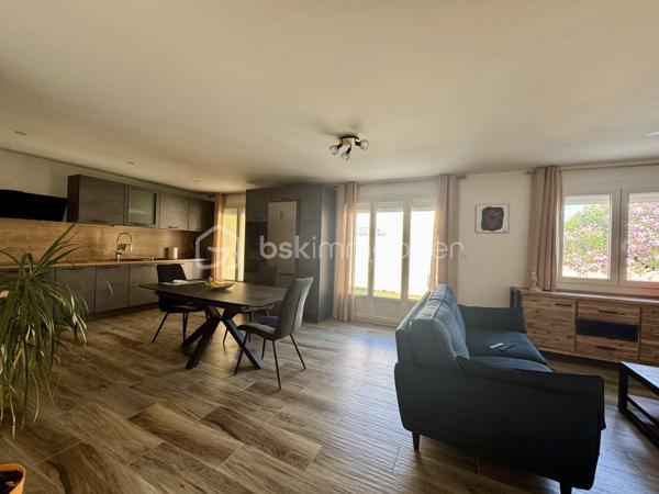 Votre mandataire immobilier, Lise Da Silva, vous propose, à la vente une maison de plain-pied idéalement située au cœur du village. Offrant un cadre de vie pratique et agréable. Elle se compose d'une entrée, d'une pièce à vivre avec cuisine neuve aménagée/équipée, de deux chambres, d’une buanderie et d’une salle d’eau. Vous profiterez également d’une possibilité de stationnement pour un véhicule sur la parcelle.
Maison entièrement rénovée : menuiseries, plomberie, revêtement, électricité, portail motorisé et revêtement de façade en cours de ravalement. 
Une maison entièrement rénovée, fonctionnelle et chaleureuse, parfaite pour une résidence principale ou un pied-à-terre.