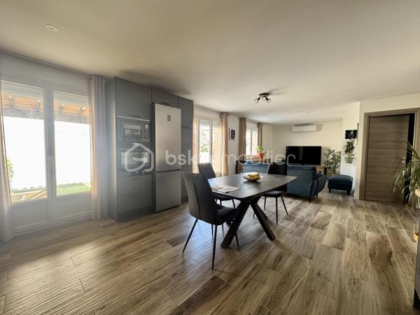 Votre mandataire immobilier, Lise Da Silva, vous propose, à la vente une maison de plain-pied idéalement située au cœur du village. Offrant un cadre de vie pratique et agréable. Elle se compose d'une entrée, d'une pièce à vivre avec cuisine neuve aménagée/équipée, de deux chambres, d’une buanderie et d’une salle d’eau. Vous profiterez également d’une possibilité de stationnement pour un véhicule sur la parcelle.
Maison entièrement rénovée : menuiseries, plomberie, revêtement, électricité, portail motorisé et revêtement de façade en cours de ravalement. 
Une maison entièrement rénovée, fonctionnelle et chaleureuse, parfaite pour une résidence principale ou un pied-à-terre.